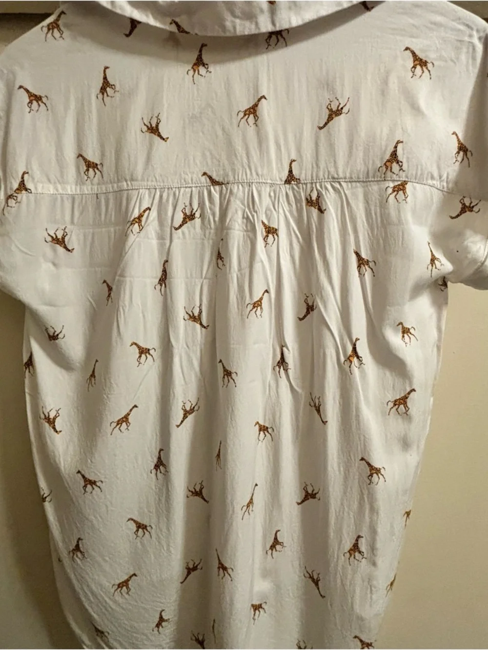 Jane and Delaney Playful White Giraffe Print V-Neck Blouse size 6 - Picture 5 of 5